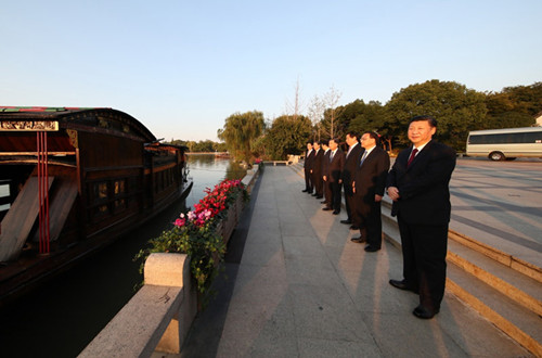 习近平等在浙江嘉兴南湖边瞻仰红船_副本